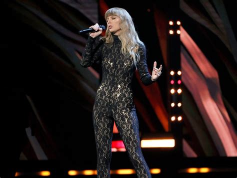 The best and most daring looks Taylor Swift wore in。